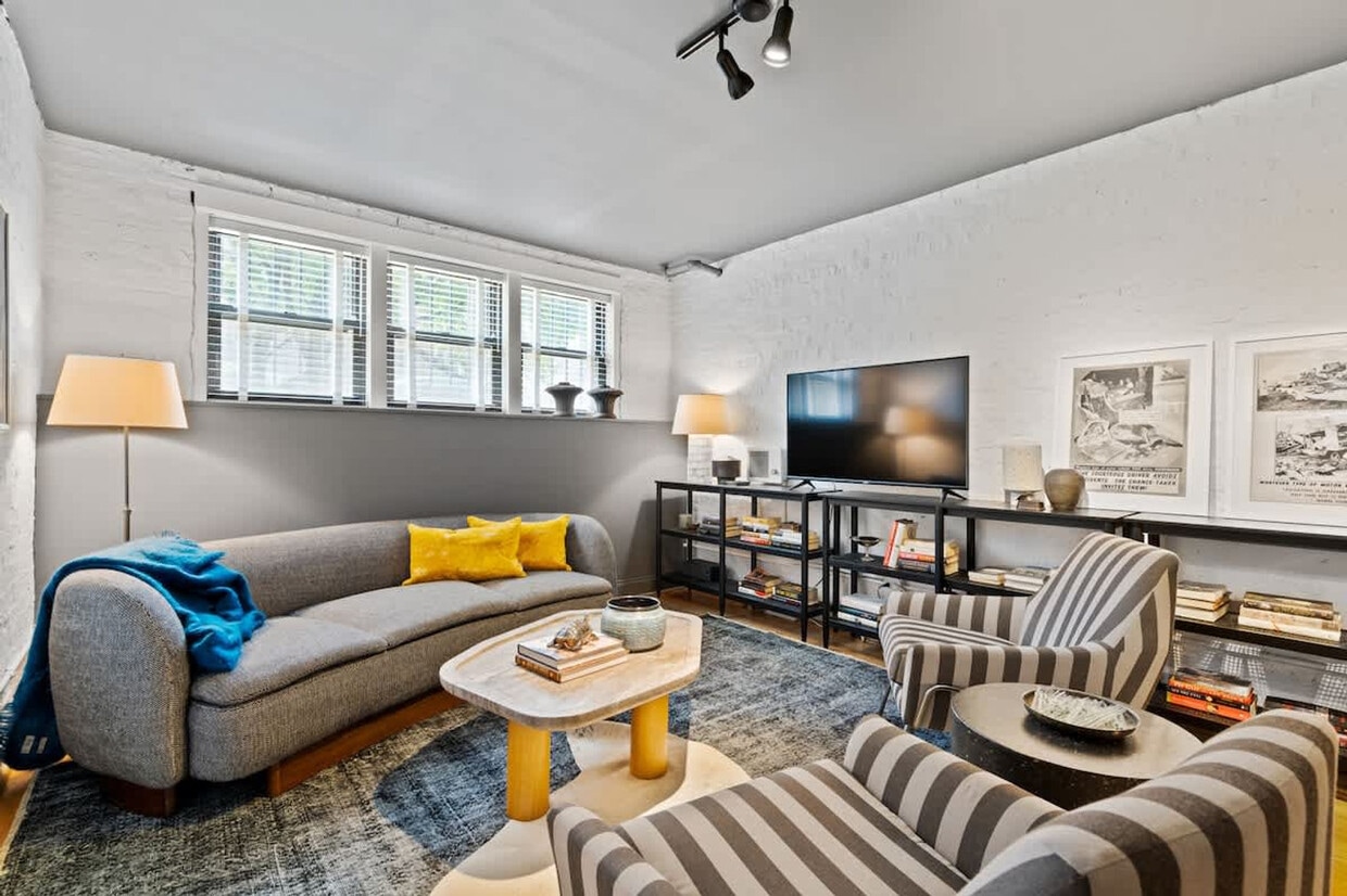 Foto principal - 1520 W Berteau Ave