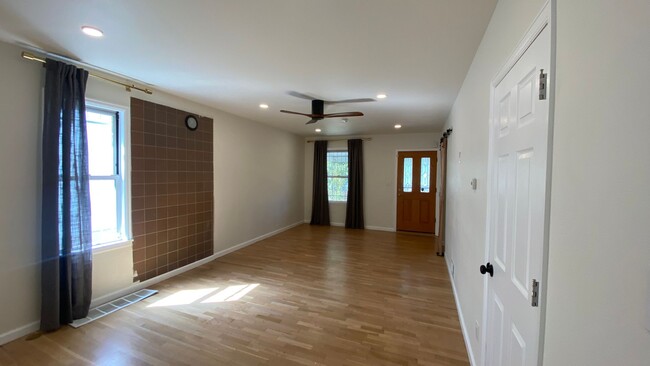 Building Photo - Recently Renovated 2 Bed 1.5 Bath Single F...