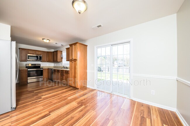 Building Photo - 4060 Village Park Ct