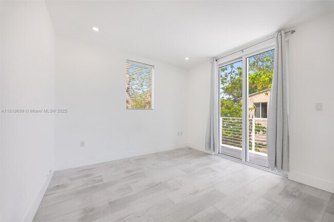 Building Photo - 3787 Thomas Ave