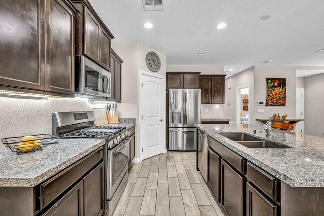 Foto del edificio - 2 Story Gated Community in the Northwest Side of Town