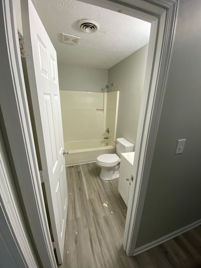 Building Photo - 150 Landings Dr