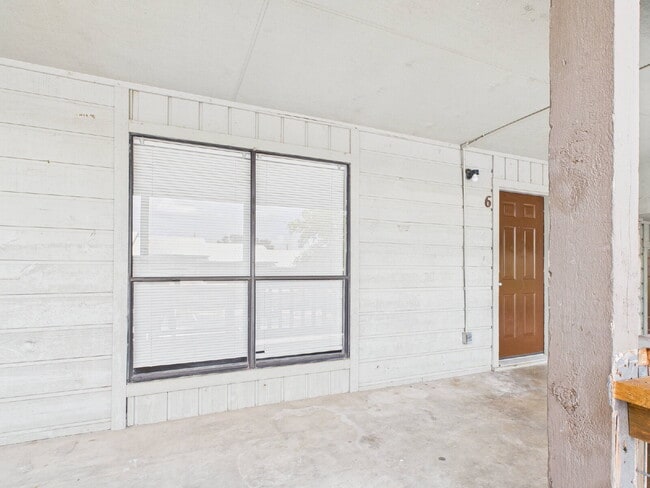 Foto del edificio - Upstairs 2/1 Unit Now Available