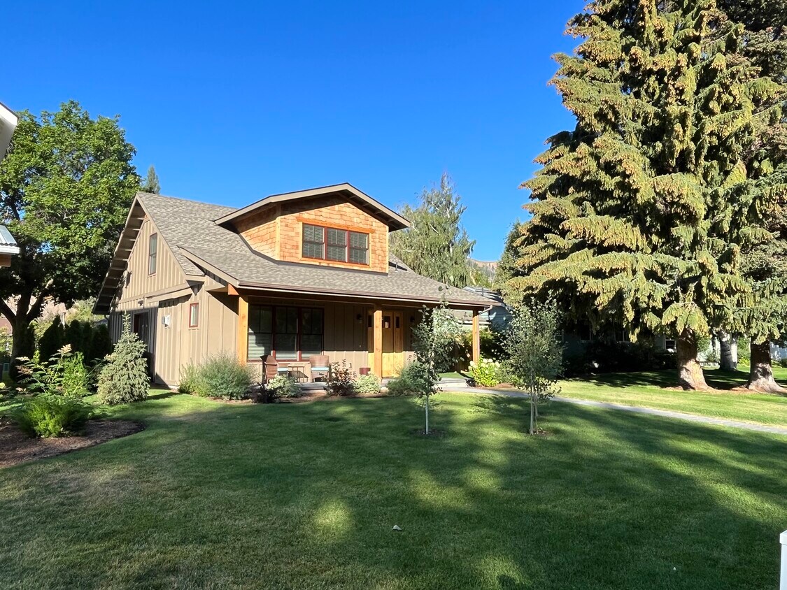 Foto principal - 305 4th Ave N