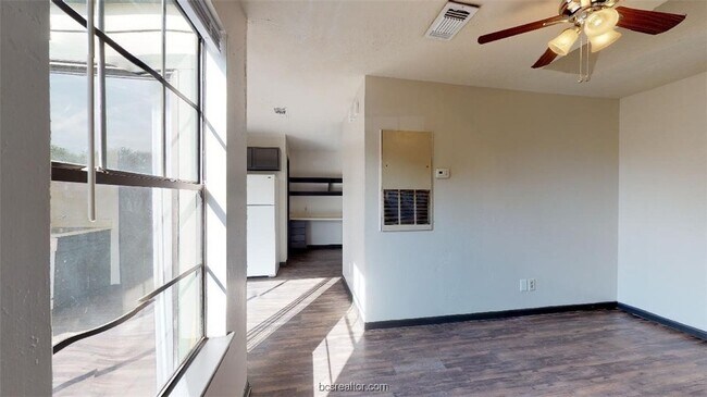 Building Photo - 725 Peppertree Dr