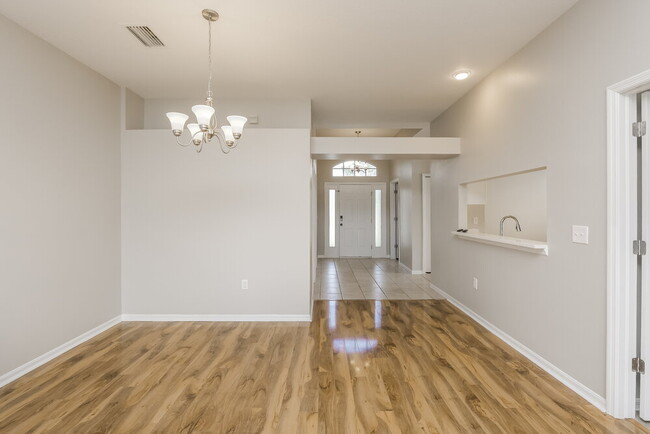 Foto del edificio - 6751 Monarch Park Dr