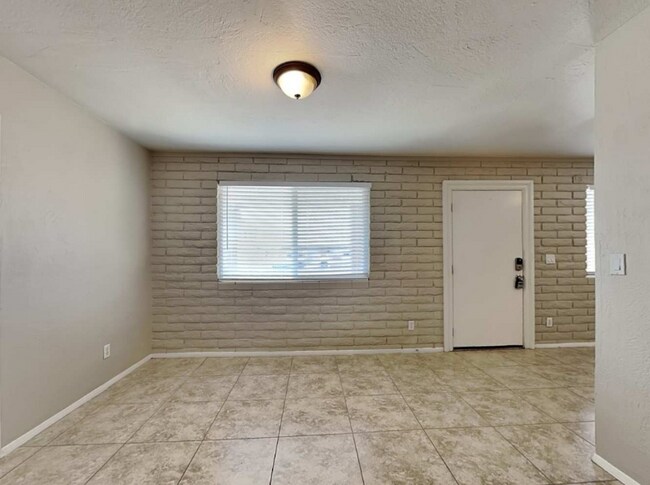 Foto del edificio - 12956 W Desert Ln