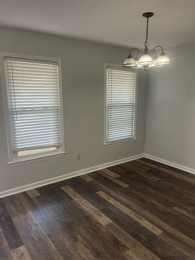 Foto del edificio - Available now. Beautifully Remodeled Townhouse Available in Central Mt Pleasant!