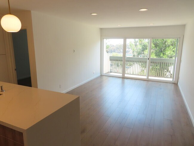 Foto del edificio - Perfectly located 2 bed, 2 bath condo in San Diego's Bay Ho area