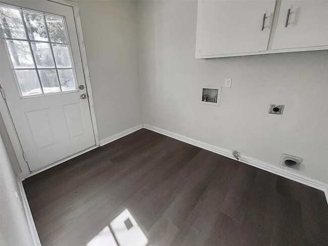 Foto del edificio - AVAILABLE NOW