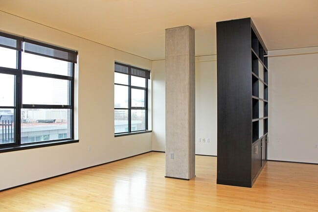 Building Photo - Pearl District Gem! Stunning, Airy Loft-St...