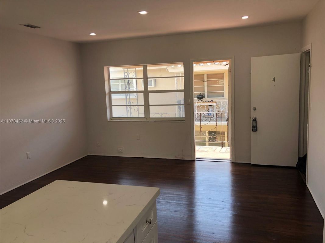 Foto del edificio - 110 Zamora Ave