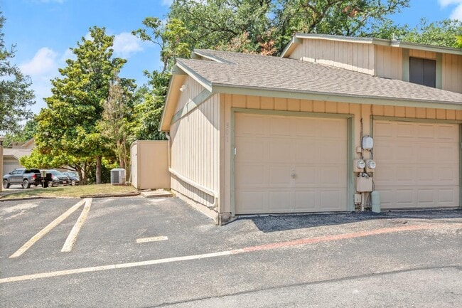 Building Photo - 901 Silver Quail Ln