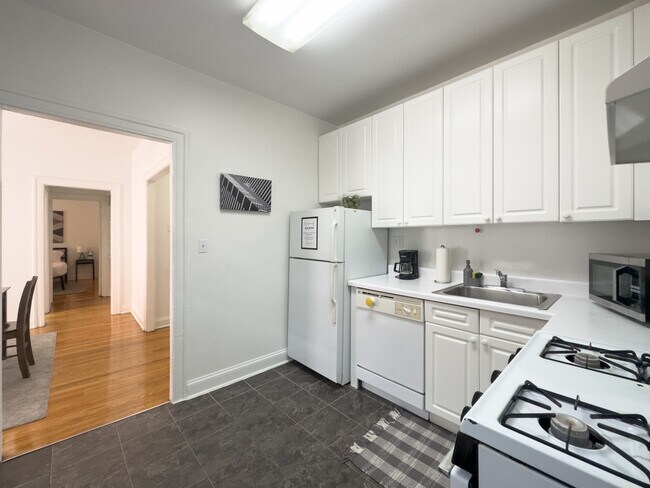 Building Photo - 637 W Cornelia Ave