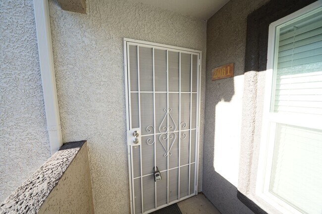 Foto del edificio - SHOWINGS AVAILABLE NOW