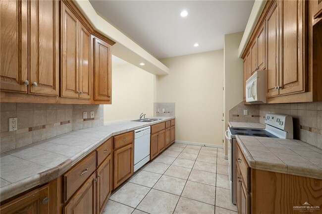 Building Photo - 800 Sunset Dr