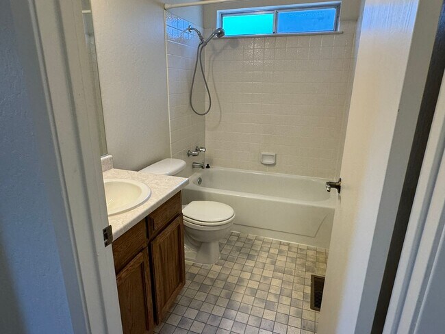 Foto del edificio - 3 Bedroom 2 bath with beautiful landscapin...