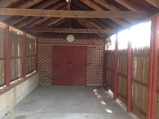 Building Photo - 513 Poplar St