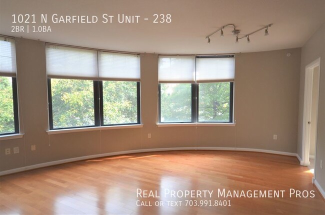 Building Photo - Sunny Corner Condo at Clarendon 1021!