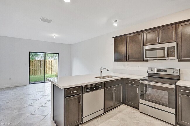 Foto del edificio - 3 br, 2.5 bath Townhome - 5490 NW 27th St