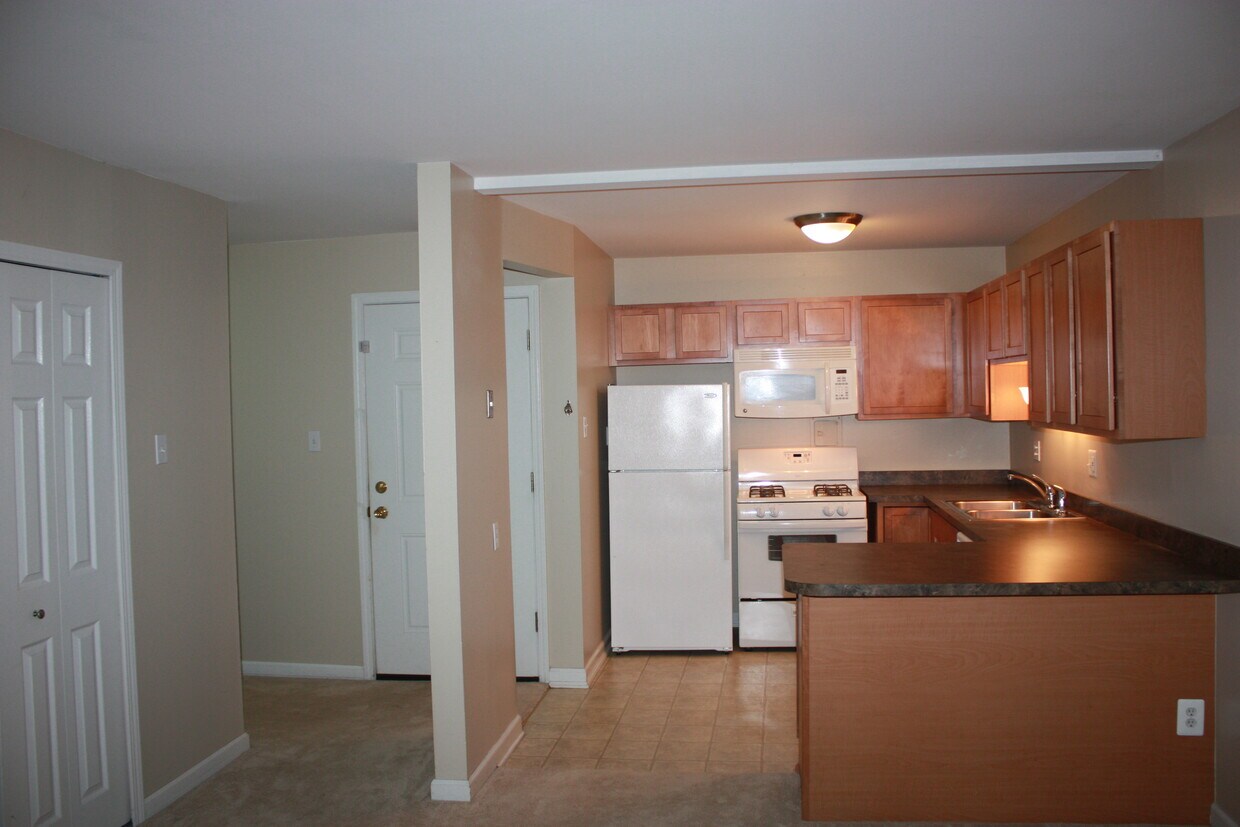 4645 Coolidge Hwy, Royal Oak, MI 48073 Condo for Rent in Royal Oak