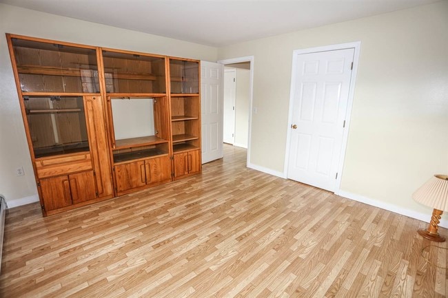 Building Photo - 2 Northbrook Dr