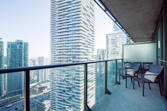 Photo du bâtiment - 50 Bay St.