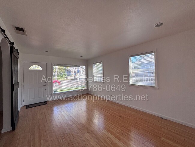 Foto del edificio - Downtown Roseville - 2 Bed, 1 Bath - Single Level Bungalow - Landscaping Included - Utilities Inc...
