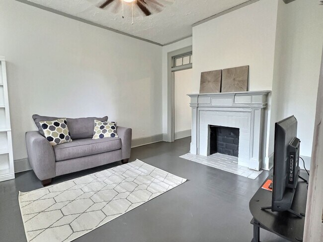 Foto del edificio - College Street TriPlex