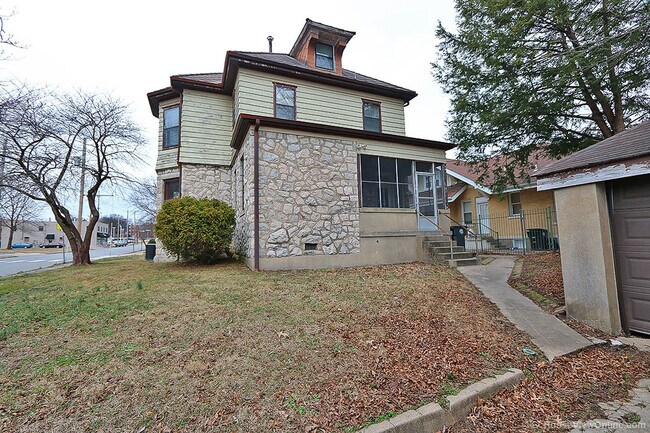 Foto del edificio - Three Story House Close to SEMO - June 2026- May 2027 Lease