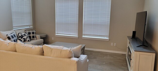 Foto del edificio - 405 Rise Ln