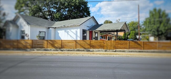 Foto del edificio - 427 Floyd Ave