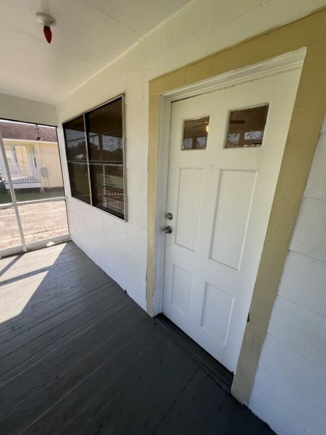 Foto del edificio - 2-Bedroom 1-Bath Home on Sunshine Rd!