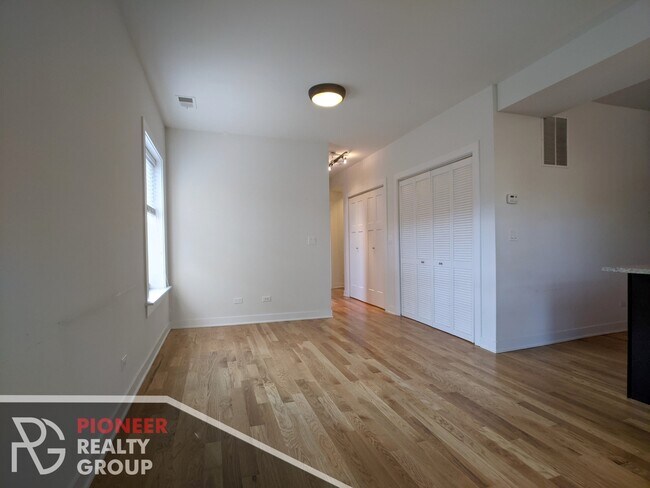 Foto del edificio - 2205 W Eastwood Ave