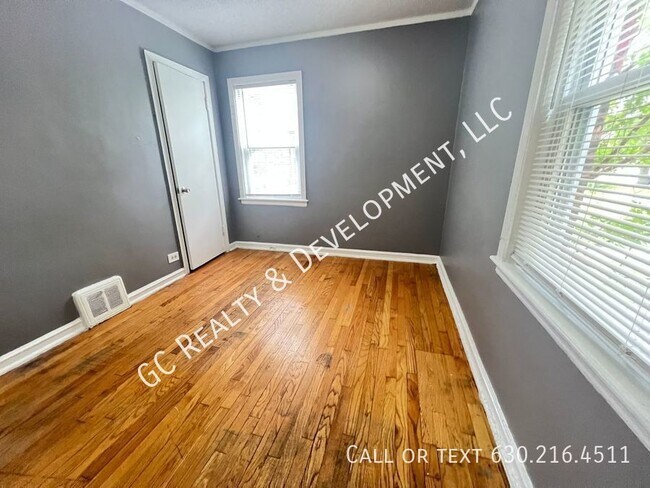 Building Photo - ***DETACHED 4 BDRM - 1 BTH / HARDWOOD FLOO...