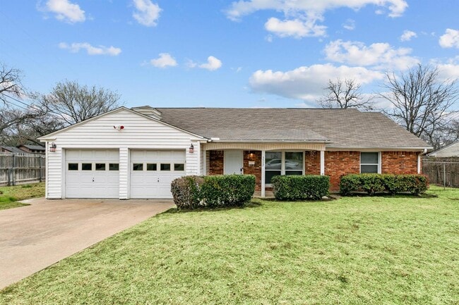 Foto del edificio - Charming Fort Worth Home with a Spacious B...