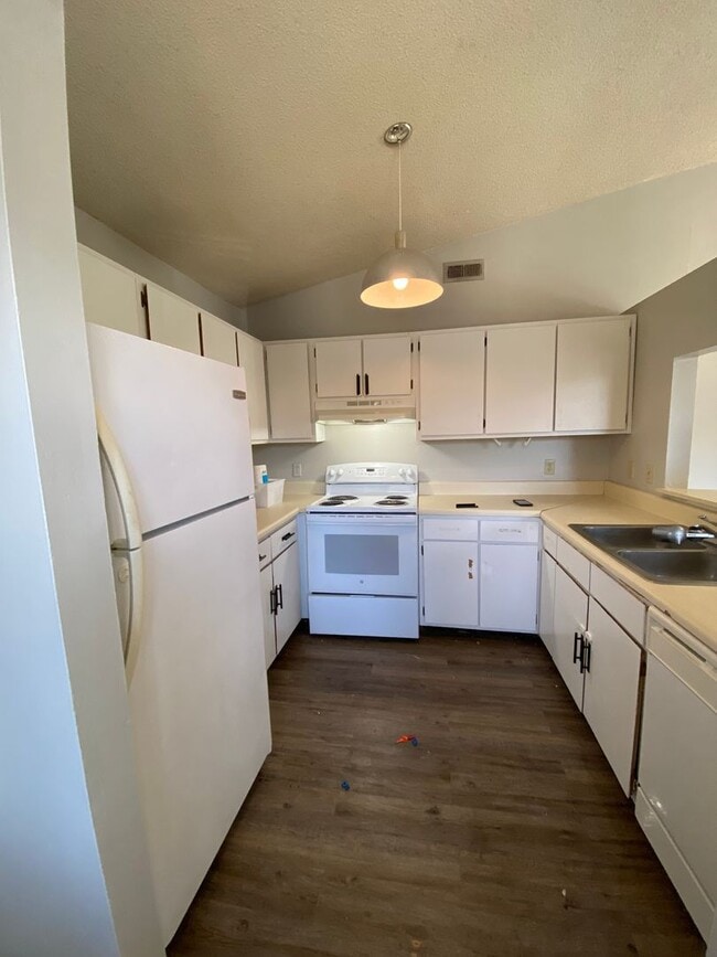 Building Photo - AVAILABLE LATE FEBRUARY 2026! (Pet Friendly)