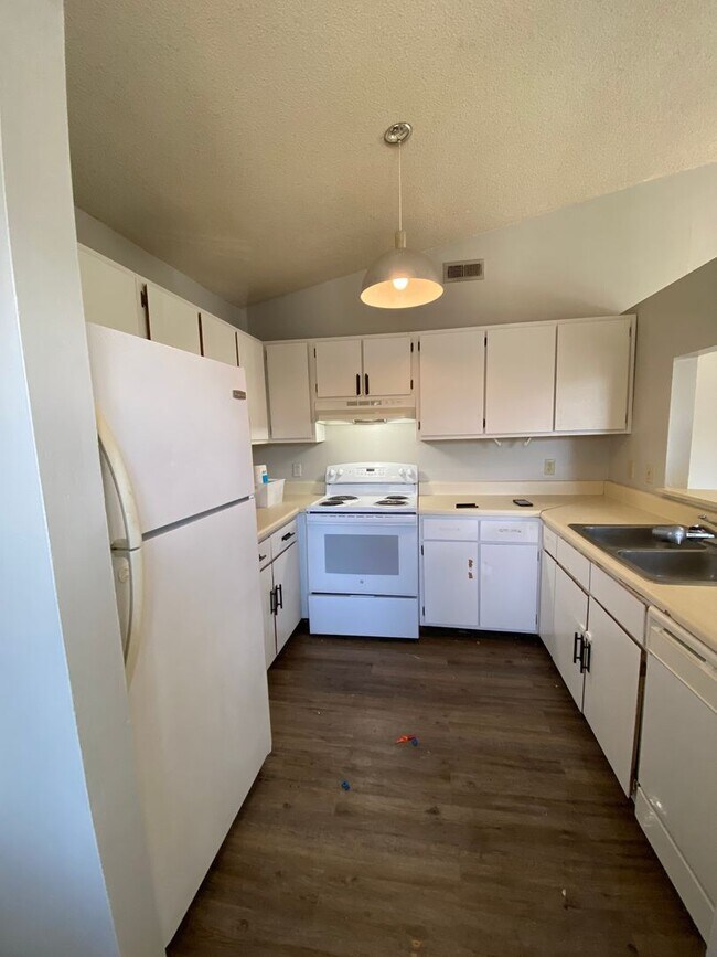 Foto del edificio - AVAILABLE NOW! (Pet Friendly)