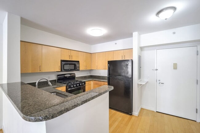 Building Photo - Spacious 1BR + Parking and Building Amenit...