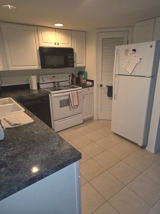 Building Photo - 4158 Tamiami Trl