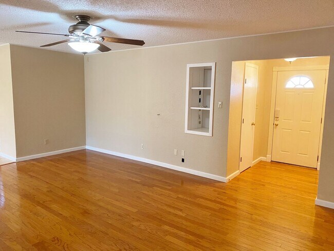 Foto del edificio - Adorable and Freshly painted Edgecliff Village 3 Bed 2 Bath!!