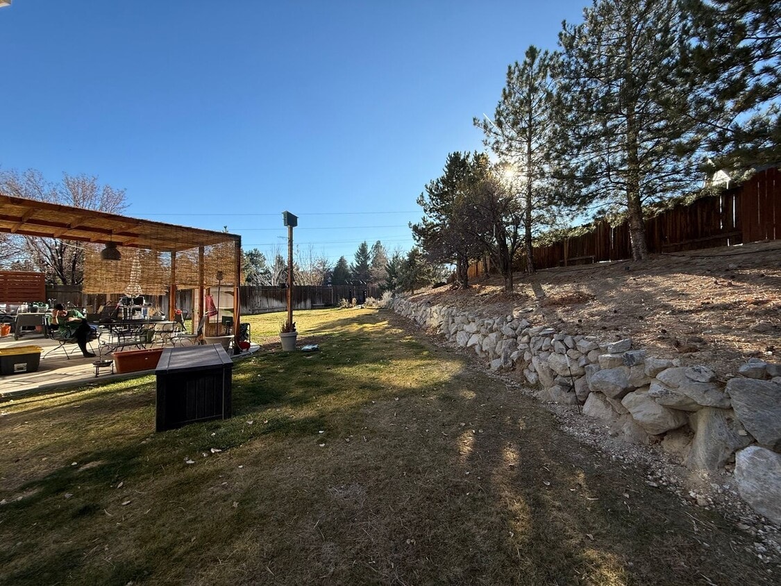 Foto del edificio - Spacious 5-Bedroom Cul-de-Sac Home with Downstairs Living and Incredible Backyard