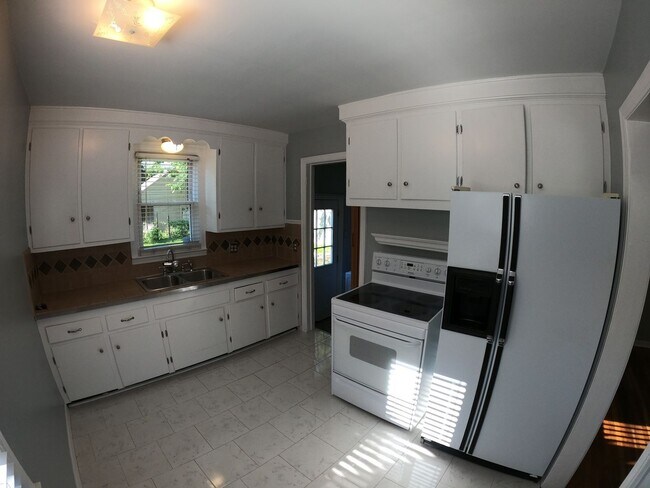 Building Photo - Very Clean Royal Oak Ranch