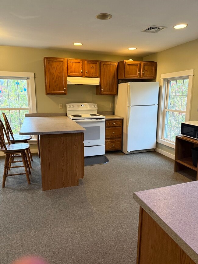 Building Photo - 586 Bellows Falls Rd