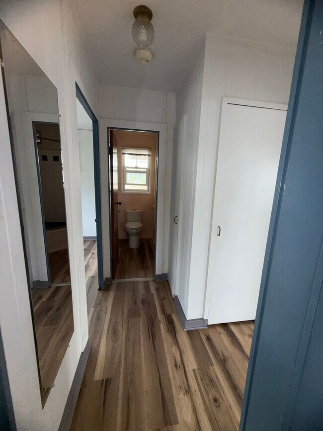 Foto del edificio - 3 bdrm, 2 bath with a private yard