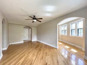 Building Photo - 913 Green Bay Rd