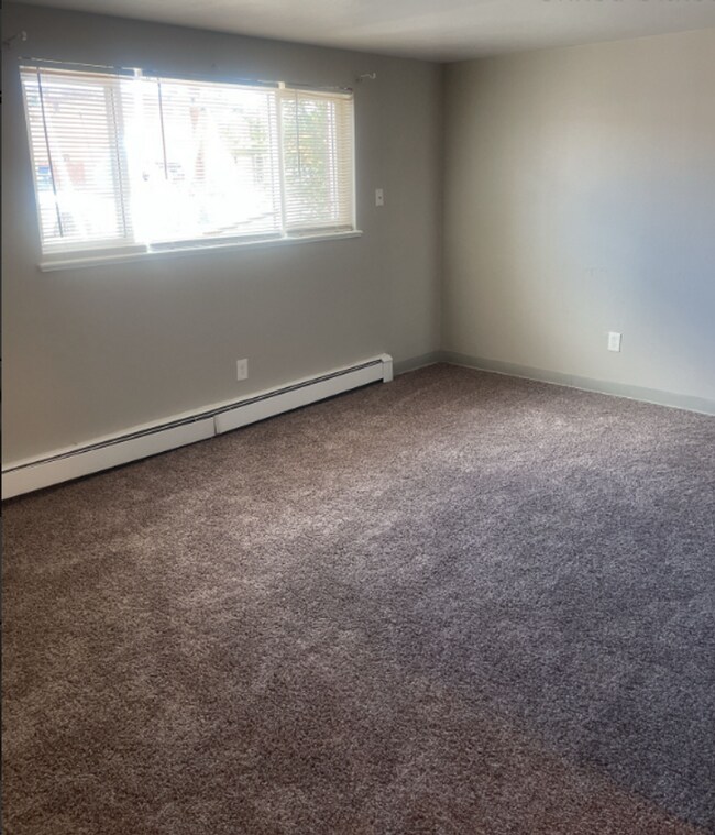 Building Photo - 2 Bedroom 1 Bathroom Westminster Quadplex - Lower unit