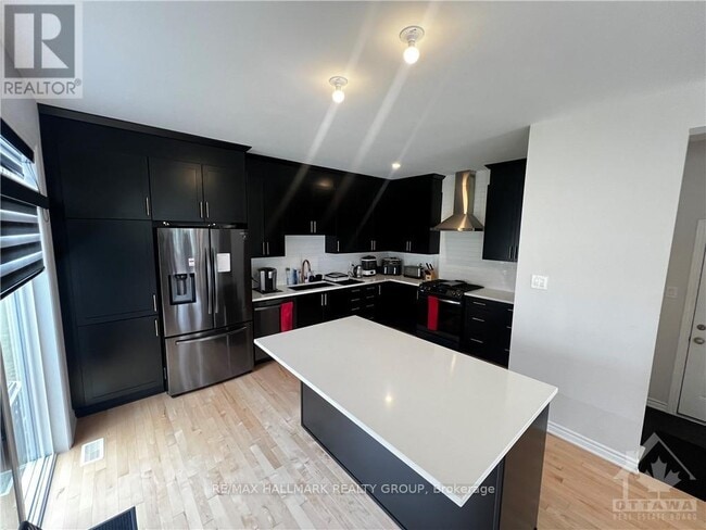 Building Photo - 616 Place De Sandillon