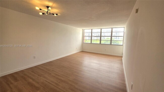 Foto del edificio - 1351 NE Miami Gardens Dr