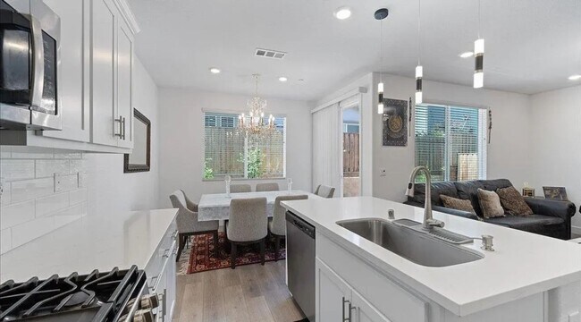 Foto del edificio - Beautifully maintained home located in a quiet, desirable Pittsburg neighborhood.